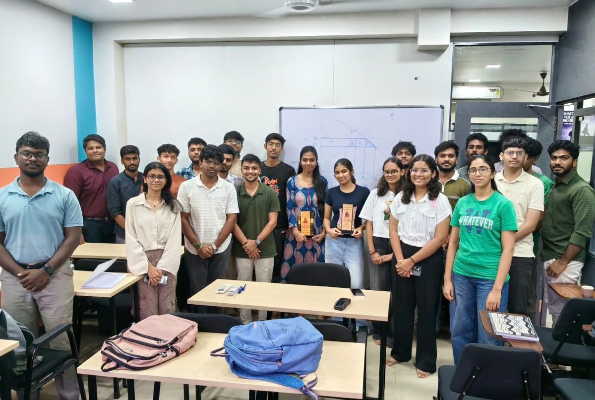 Students who cleared CFA Level 1 being felicitated at Skilledgrad