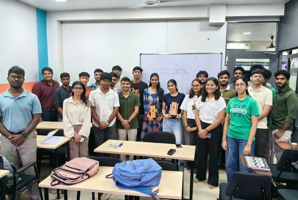 Students who cleared CFA Level 1 being felicitated at Skilledgrad